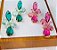 Brinco de Pedras em Gotas Verde/ Rosa Luxo Festa- Semijoia Banho Ouro 18K - Imagem 1