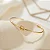 Bracelete Nó Aberto Ajustável Dourado - No – Semijoia Minimalista - Semijoia Banhada em Ouro 18K - Imagem 2