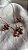 CONJUNTO BUGS CRAVEJADO COM ZIRCONIAS ESMERALDA E CRISTAL NO BANHO OURO18K - Imagem 1