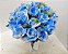 20 rosas brancas tingidas de azul no vaso de vidro - Imagem 3