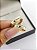 Aliança Reta com Friso Filete de Diamantes Gravação Externa 4mm Ouro 18k. - Imagem 2