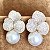 Brinco de flor 3 pétalas cravejadas com zircônias cristal e pérola shell com Banho de Ouro 18k - Imagem 4