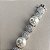 Pulseira cravejada zircônias na cor cristal e pérolas shell 19cm de comprimento com banho de ródio branco - Imagem 4
