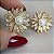 Brinco flor com pérola shell cravejada com zircônias na cor cristal com banho de ouro 18k - Imagem 12