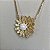 Colar com pingente de flor com pérola shell e cravejada com zircônias na cor cristal com banho de ouro 18k - Imagem 13