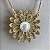 Colar com pingente de flor com pérola shell e cravejada com zircônias na cor cristal com banho de ouro 18k - Imagem 4