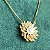 Colar com pingente de flor com pérola shell e cravejada com zircônias na cor cristal com banho de ouro 18k - Imagem 5