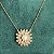 Colar com pingente de flor com pérola shell e cravejada com zircônias na cor cristal com banho de ouro 18k - Imagem 8