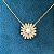 Colar com pingente de flor com pérola shell e cravejada com zircônias na cor cristal com banho de ouro 18k - Imagem 3