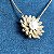 Colar com pingente de flor com pérola shell e cravejada com zircônias na cor cristal com banho de ouro 18k - Imagem 6