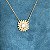 Colar com pingente de flor com pérola shell e cravejada com zircônias na cor cristal com banho de ouro 18k - Imagem 11