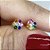 Brinco flor pequena aravejada com zircônias coloridas rainbow em prata 925 com banho de ouro 18k ou ródio branco - Imagem 4