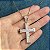 Colar com pingente de cruz cravejada com zircônias na cor cristal com banho de ouro 18k - Imagem 5