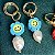 Brinco argola com pingente pérola barroca e flor smile (amarelo, laranja, azul escuro ou azul claro) com banho de ouro 18k - Imagem 7