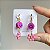 Brinco argola com pingente de smile e flor de contas (rosa claro, magenta, pink, verde, azul, lilás ou laranja) com banho de ouro 18k - Imagem 5