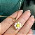 Colar bolinhas espaçadas com pingente de flor colorida (branca e amarela) com banho de ouro 18k - Imagem 3