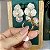Anel de flor 3 pétalas cravejadas com zircônias cristal e pérola shell com banho de ouro 18k - Imagem 5