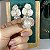 Anel de flor 3 pétalas cravejadas com zircônias cristal e pérola shell com banho de ouro 18k - Imagem 7