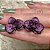 Brinco de flor orquídea cravejado com zircônias (na cor lilás ou magenta) com banho de ródio branco ou ródio negro - Imagem 8