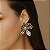 Brinco flor grande aramada lisa miolo pérola shell com banho de ouro 18k - Imagem 3