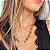 Colar com elos ovais médios lisos com nozinhos pingente oval frontal cravejado com banho de ouro 18k - Imagem 8