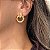 Brinco croissant pequeno argola frontal liso com banho de ouro 18k - Imagem 2