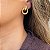 Brinco croissant pequeno argola frontal liso com banho de ouro 18k - Imagem 4