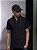 Camisa polo poliamida preta risca gola branco - 7901 - Imagem 1