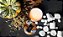 Mini Vela Lata Voluspa Relevo Spiced Pumpkin Latte 25H - Imagem 3