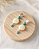 BRINCO PENDENTE COM RESINA OFF-WHITE E TURQUESA - Imagem 2