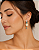BRINCO PENDENTE COM RESINA OFF-WHITE E TURQUESA - Imagem 1