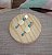 BRINCO PENDENTE COM RESINA OFF-WHITE E TURQUESA - Imagem 1