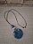 COLAR DE CORDÃO E RESINA COM PINGENTE REDONDO AZUL PETRÓLEO - Imagem 1