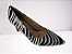 Sapato scarpin, material cor suede zebra, clássico boca ponto luva, salto 6 cms, - Imagem 1
