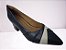 Sapato couro marinho/porcelana, recortes/peças na gáspea, bico fino e salto bloco 4 cms. - Imagem 1