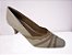 Sapato social couro cor creme detalhes tan, bico fino salto exclusivo fino 5 cms. - Imagem 1