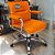 Cadeira Original Eames Diretor com Rodinhas Cromadas e Anti Risco Linha Capa em Madeira Laranja - Imagem 1