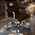 Cadeira Original Eames Diretor com Rodinhas Cromadas e Anti Risco Linha Capa em Madeira Marrom - Imagem 1