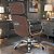 Cadeira Original Design Office Eames Presidente com Rodinhas Cromadas e Anti Risco Linha Capa em Madeira Clara - Preto - Imagem 3