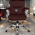 Cadeira Original Eames Diretor com Rodinhas Cromadas e Anti Risco Linha Capa em Madeira Escura Vermelho Vinho - Imagem 1