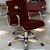 Cadeira Original Eames Diretor com Rodinhas Cromadas e Anti Risco Linha Capa em Madeira Escura Vermelho Vinho - Imagem 2