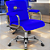Cadeira Original Eames Diretor com Rodinhas Cromadas e Anti Risco Linha Capa em Madeira Escura Azul Royal - Imagem 2