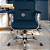 Cadeira Original Eames Diretor com Rodinhas Cromadas e Anti Risco Linha Capa em Madeira Escura Azul Marinho - Imagem 1