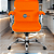 Cadeira Original Eames Diretor com Rodinhas Cromadas e Anti Risco Linha Capa em Madeira Escura Laranja - Imagem 1