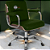 Cadeira Original Eames Diretor com Rodinhas Cromadas e Anti Risco Linha Capa em Madeira Escura Verde Escuro - Imagem 2