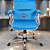 Cadeira Original Eames Diretor com Rodinhas Cromadas e Anti Risco Linha Capa em Madeira Azul Bebê - Imagem 1
