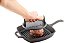 Restaurantware Met Lux - Imprensa de Ferro Fundido Preto com Alça de Madeira - 7 x 7 - Caixa com 1 unidade - Imagem 1