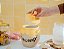Pote de biscoitos com mel Hunny do Winnie the Pooh da Disney da Silver Buffalo em cerâmica esculpida 3D pintada à mão (pequeno). - Imagem 4