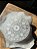 Porta-Copo Selenita Roda Astrológica | Cristal de Limpeza e Transmutação - Imagem 1