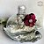 Difusor de Aromas em Vidro Retangular Transparente Decorado com Pérolas e Flor de Organza Vinho e Detalhes na cor Prata - Imagem 1